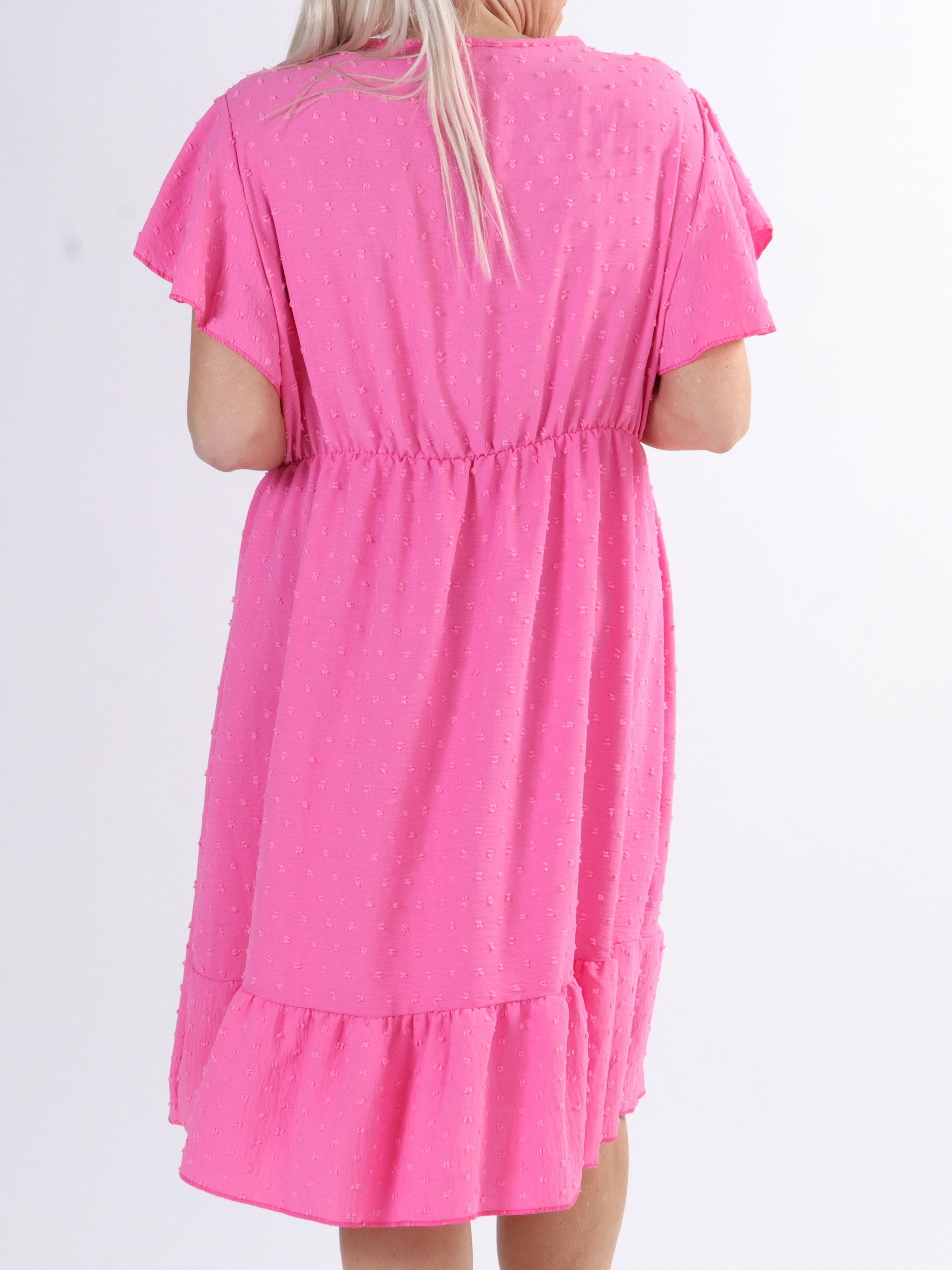 Vanilla - Plus size kjole med prikket detaljer og flæseærmer